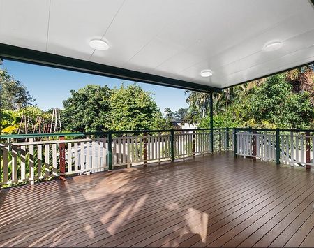 IDYLLIC 3 BEDROOM FAMILY HOME IN PRIME LOCATION! - Photo 5