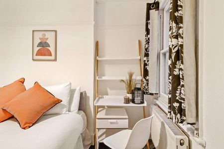 1 bedroom in a house share to rent - Photo 5