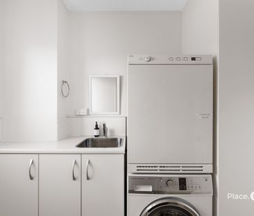 Elegant Riverfront Living Just Minutes From The City - Photo 4