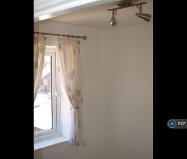 2 bedroom semi-detached house to rent - Photo 6