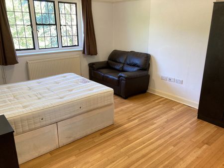 Bedsit, Very Near South Side The Common Area, W5 - Photo 2