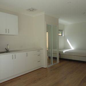 Studio Apartment Electricity & Water Included&excl; - Photo 2