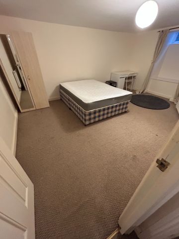 3 Bed Flat, Bellevue, BS8 - Photo 2