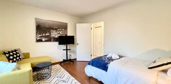 🏠 2 Bed 1 Bath Top Floor Unit in Prime Location - Photo 2