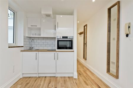 Cromwell Crescent, Earls Court, SW5, London - Photo 2