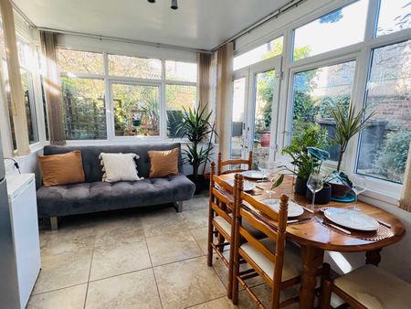 Affordable rooms in three storey property close to Christchurch park Room 3 - Photo 5