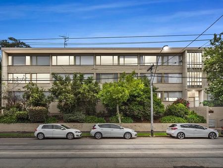 Fully Furnished – 6 Month Lease - Photo 2