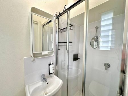 Modern Living in the Iconic 'Astoria' Building - Photo 4