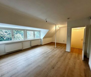 Leben im ruhigen Wellingsbüttel! Gemütliche DG-Wohnung mit Balkon. - Photo 2
