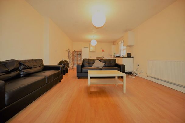 2 bedroom Flat in 14 Ragland Road, Leeds - Photo 1