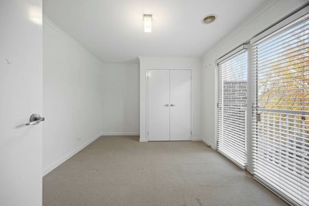 LOW MAINTENANCE 4 BEDROOM TOWNHOUSE - Photo 4