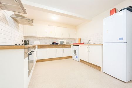 Double Room To Let - HP12 - Photo 3