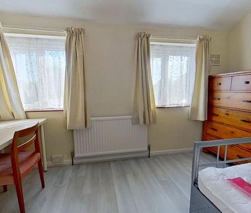 4 bedroom semi-detached house to rent - Photo 5