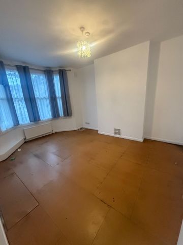 5 Bed Terraced House, Holmesdale Road, SE25 - Photo 2