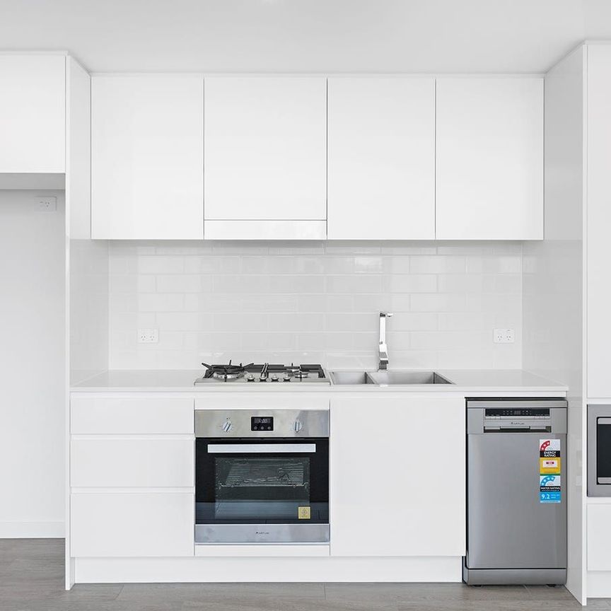 Stylish and bright unit close to the shopping heart - Photo 1