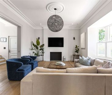 A rarely available detached house in a prime Teddington location. - Photo 1