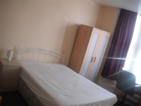 One bed flat - Regent Road Harborne - Ideal for Students - Photo 2