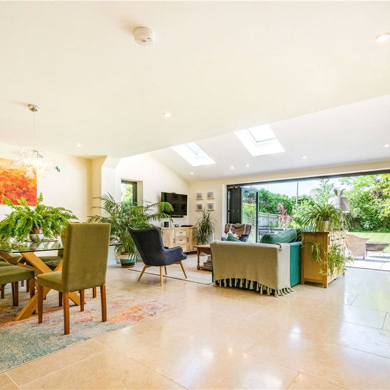 A bright and contemporary 6 bedroom family house in this popular village with well thought of Primary School and within easy access to Winchester and Andover, the A34 and A303 and the mainline railway station in Whitchurch. - Photo 1
