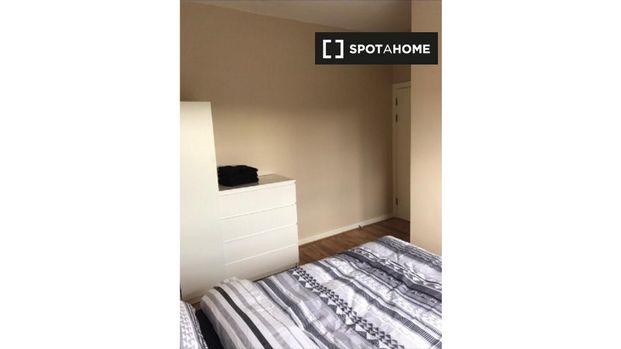 Spacious room in 3-bedroom apartment, Blanchardstown, Dublin - Photo 1