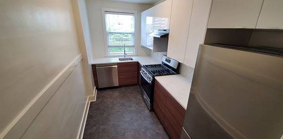 Fully renovated heritage 2 Bedroom w den. Great S Granville location. - Photo 2