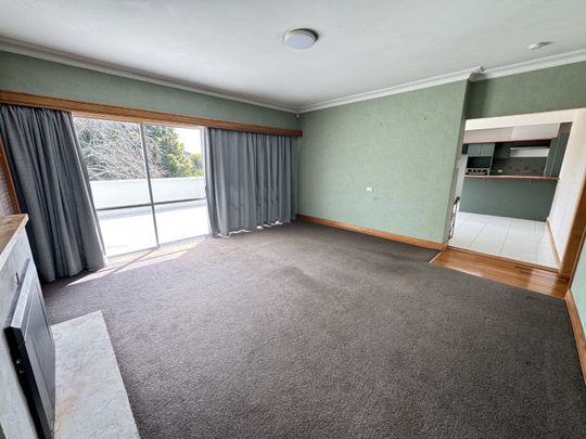 Spacious family home with sunny decks and a garden - Photo 1