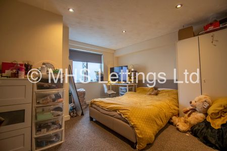 5 Bedroom Mid Terraced House for rent in Village Place - Photo 5
