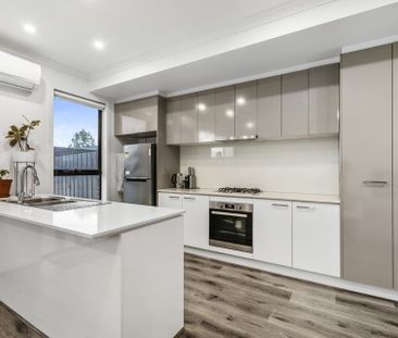 Corner Townhouse, Extra Space & Extra Windows Natural Light. - Photo 5