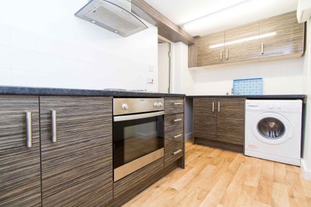 Flat 1, 32 BRUDENELL AVENUE Leeds - LS6 1HD - Photo 2