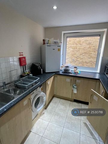 1 bedroom in a flat share to rent - Photo 4
