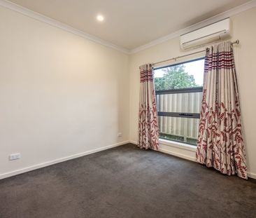 Stylish Townhouse Close to Northland Shopping Centre - Photo 1