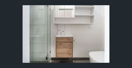 **Nearly New Studio - 2nd Floor with Balcony Overlooking Gardens - Walk to Shops - Photo 4