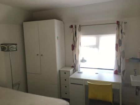 1 bedroom in a house share to rent - Photo 2