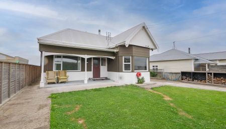 Spacious 4-5 Bedroom Home Near the Beach - Photo 5