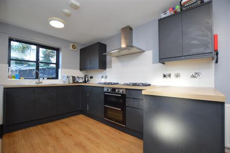 1 bedroom in a house share to rent - Photo 3