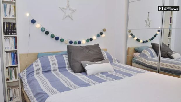 Ideal room with window with courtyard view in 3-bedroom apartment, Eixample - Foto 1