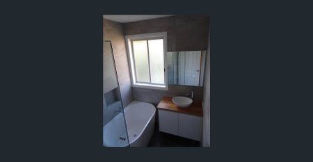 Beautifully renovated 3 bedroom home with modern amenities. - Photo 4