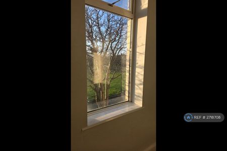 3 bedroom flat to rent - Photo 4