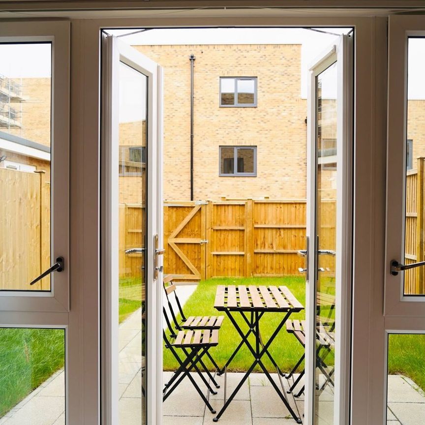 Peartree Avenue, SW17, London - Photo 1