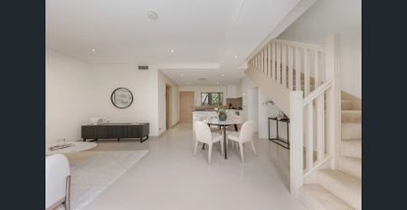 Stylish Modern Townhouse with Private Courtyard Garden - Photo 2
