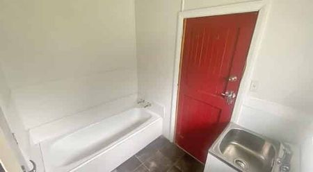 Lovely Semi-Rural Three Bedroom Home - Photo 4