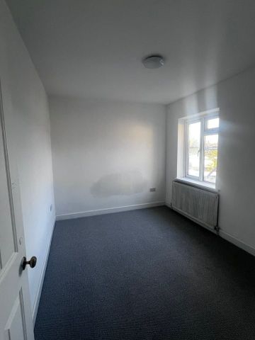 5 Bed Semi-Detached House, Duke Road, IG6 - Photo 3