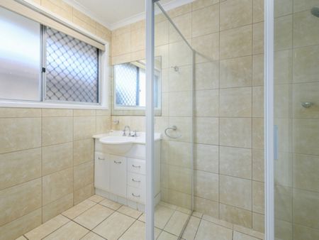 27 Vaggelas Crescent, Biggera Waters - Photo 4