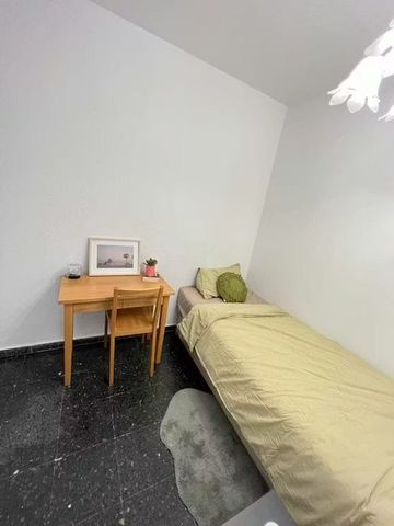 Plaza Profesor Tamarit Olmos, Valencia, Valencian Community 46010 - Photo 2