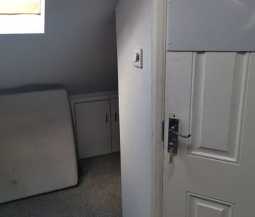 Room in a Shared House, Glencoe Avenue, IG2 - Photo 3