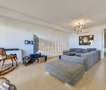 Spacious house with elevator and magnificent views over the bay in ... - Photo 2