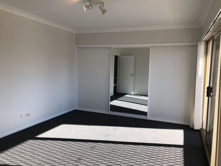 Spacious townhouse within 200m to waterfront and local shops! - Photo 5