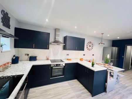 Beautifully presented property promoting modern living - Foxhall Road Bedroom 1 (Large double ensuite) - Photo 4