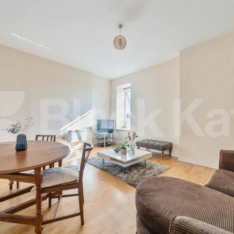 Located in a art decor building a modern 3 bedroom 2 bathroom apartment - Photo 1