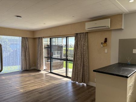 Easy care living - Photo 3