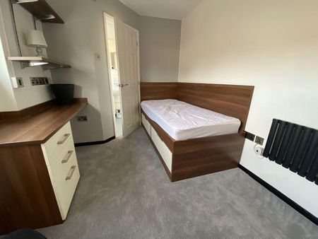 1 bedroom in a house share to rent - Photo 2